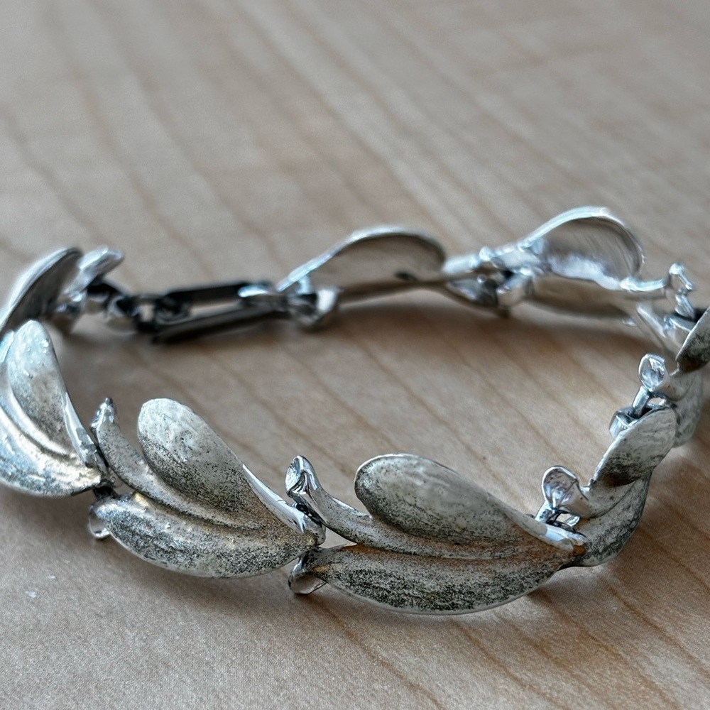 Leaf bracelet/silver tone/ fold over clasp/ 7 in length-very good used condition